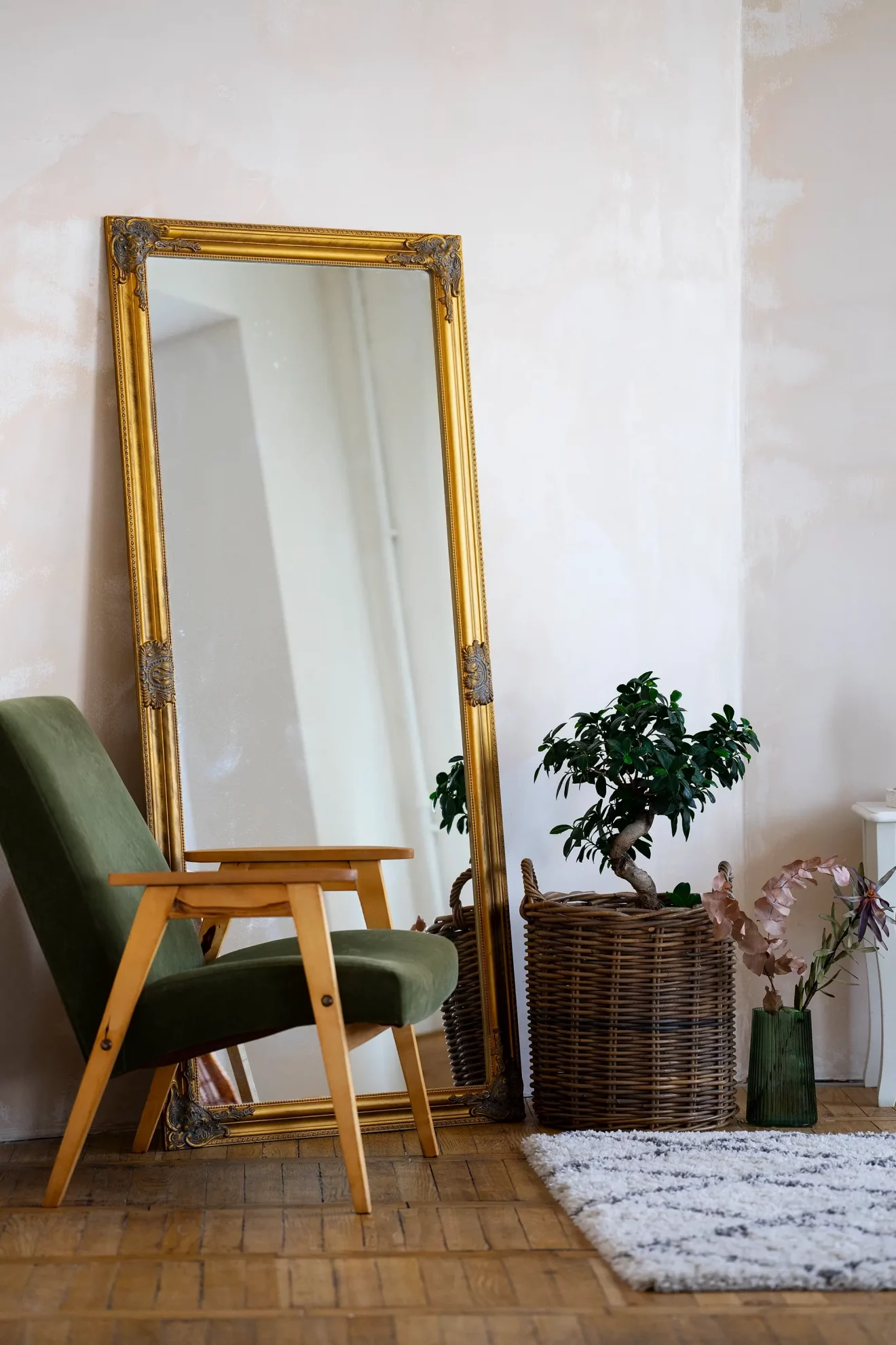 interior-decor-with-mirror-and-potted-plant