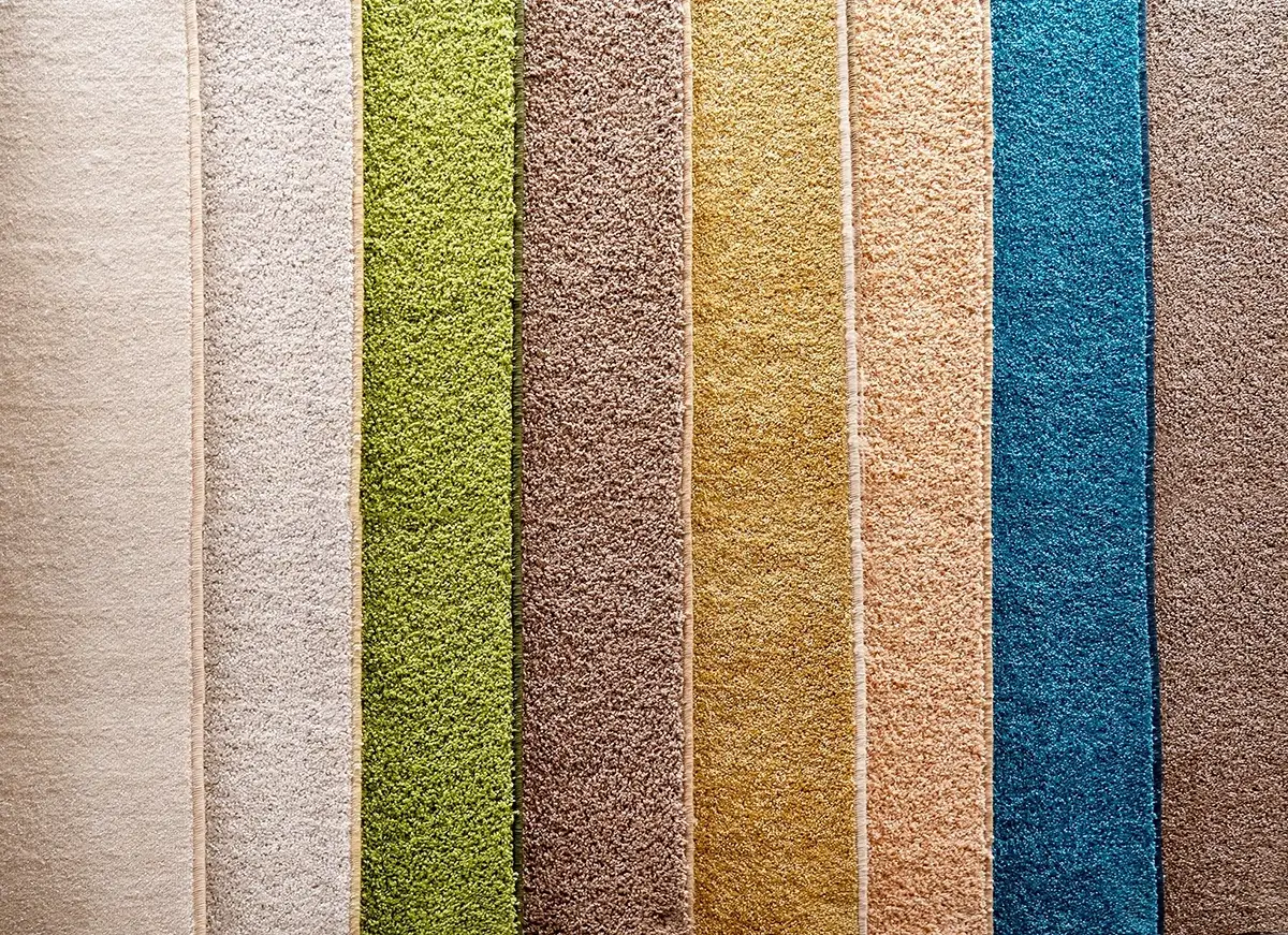 variete-tapis-moquettes-differentes-couleurs-stand-du-magasin-usine