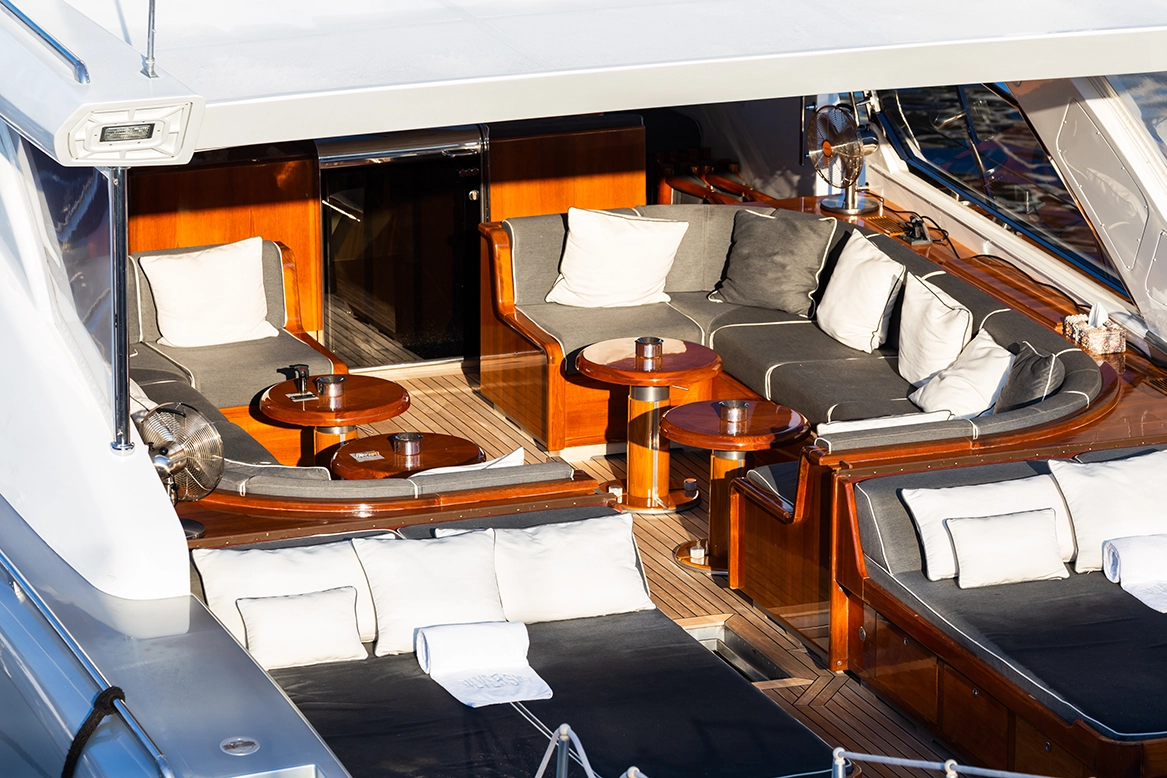 yacht-luxe-design-bois-confortable-couteux-pour-tourisme-loisirs-vacances-concept-voyage-richesse